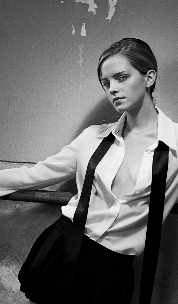 Стильная актриса Эмма Уотсон, черно белое фото 