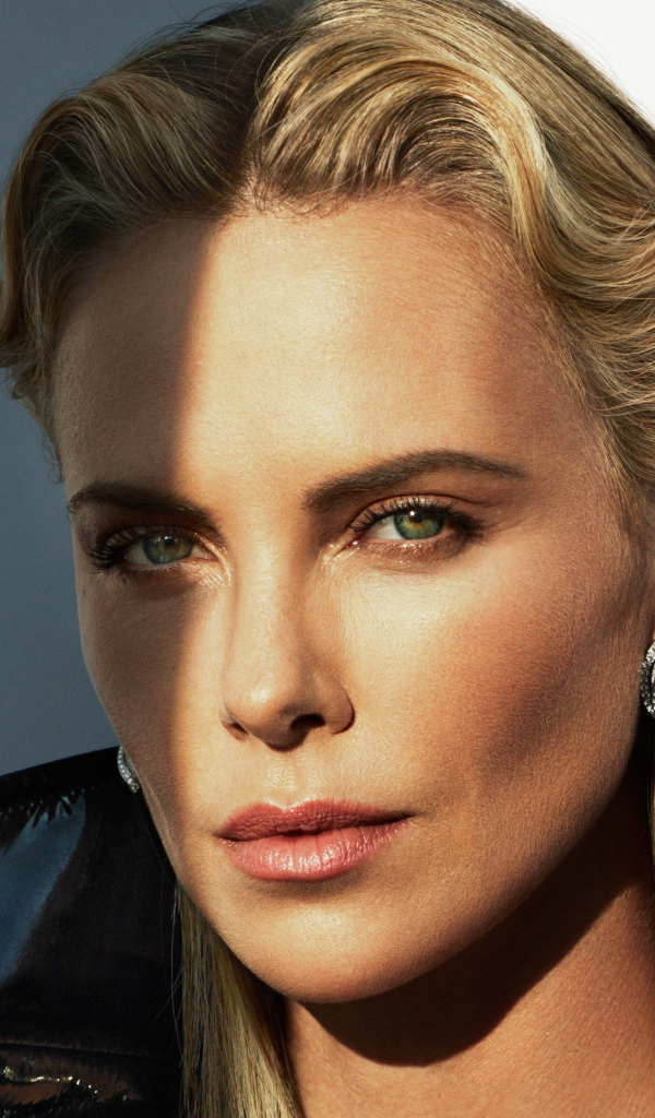 Стильная блондинка, актриса Шарлиз Терон