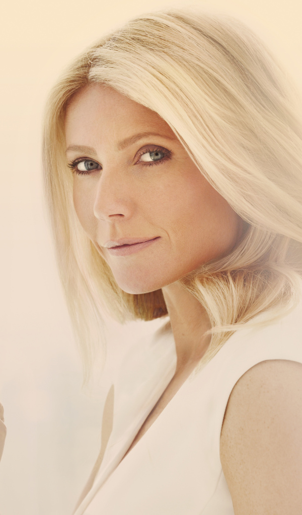 Стильная блондинка актриса Гвинет Пэлтроу