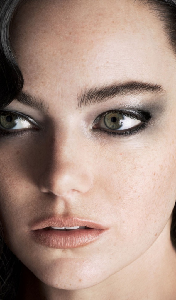 Стильная брюнетка, актриса Эмма Стоун, 2018