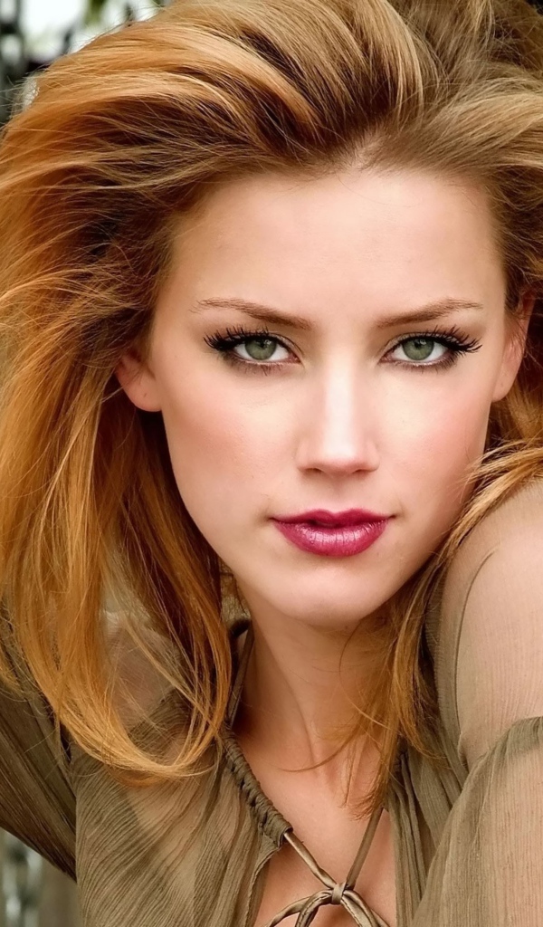 Стильная девушка актриса Эмбер Хёрд