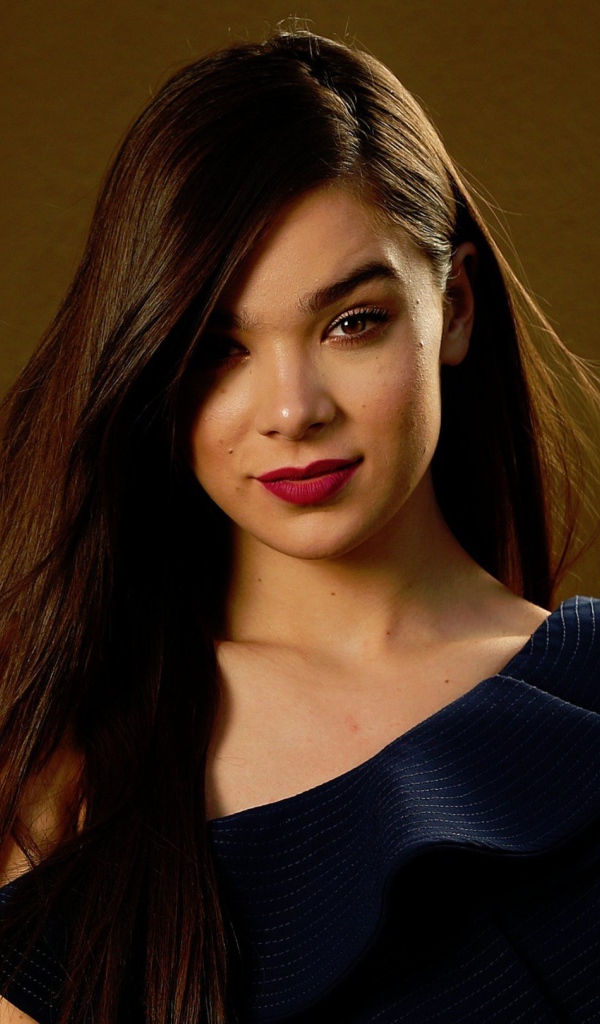 Стильная молодая актриса Хейли Стейнфилд в черном платье