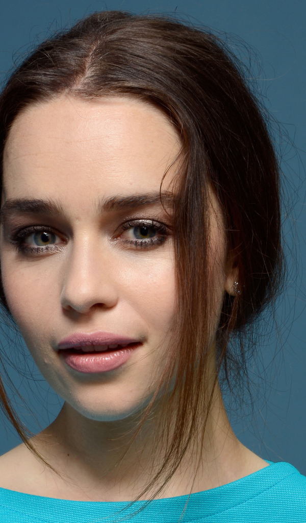 Нежная молодая девушка шатенка, актриса Эмилия Кларк