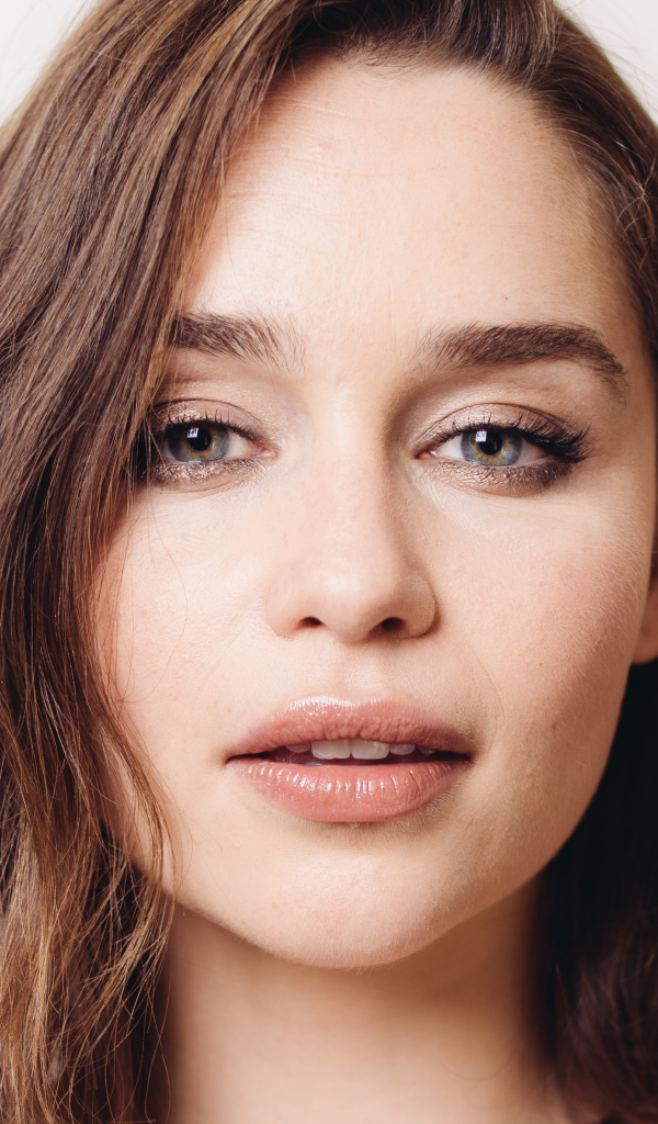 Лицо молодой актрисы Эмилии Кларк