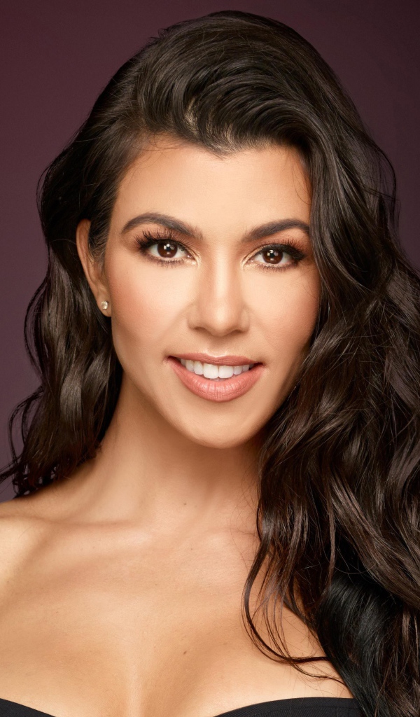 Светская львица Кортни Кардашьян с очаровательной улыбкой