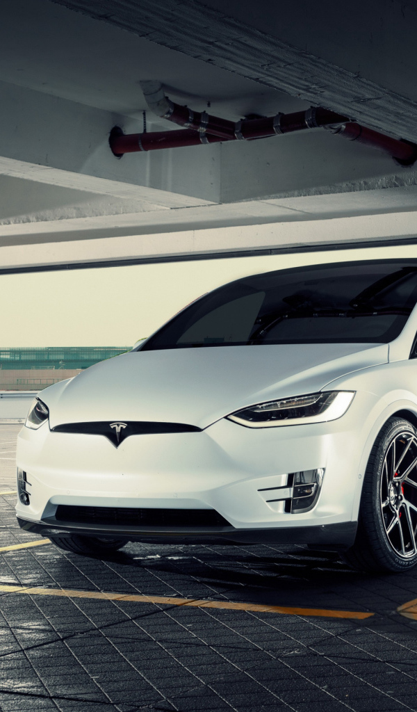 Белый электрический автомобиль Tesla Model X, 2018