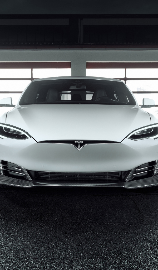 Белый электромобиль Tesla Model S, вид спереди
