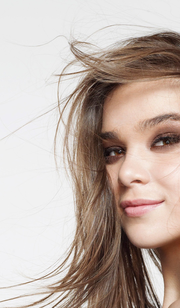 Молодая актриса Хейли Стейнфилд фото на сером фоне