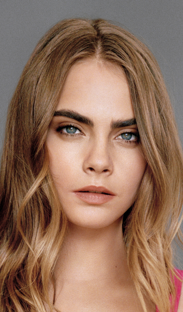 Молодая актриса Кара Делевинь фото на сером фоне