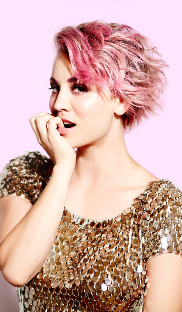 Молодая актриса Кейли Куоко с розовыми волосами