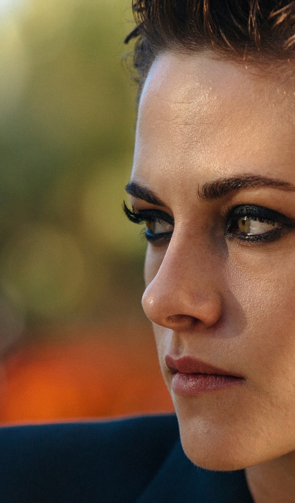 Молодая актриса Кристен Стюарт с короткой стрижкой