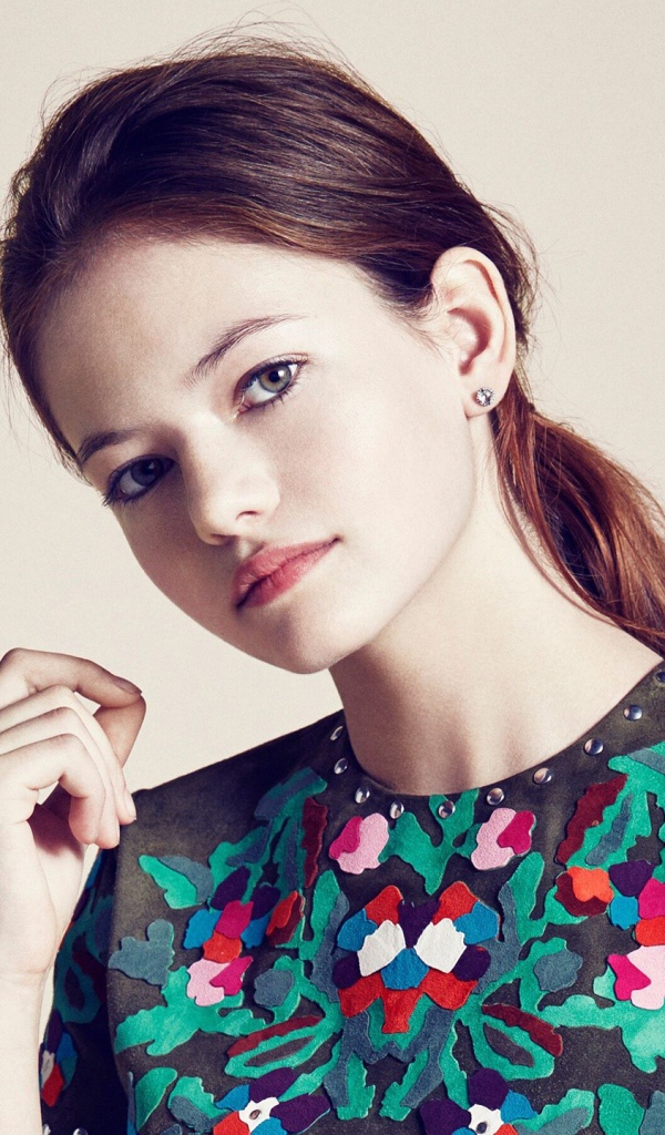 Молодая актриса Маккензи Фой 