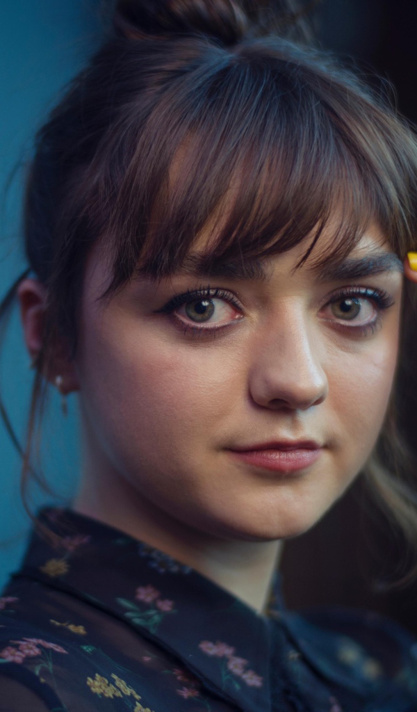 Молодая актриса Мэйси Уильямс с рукой у лица