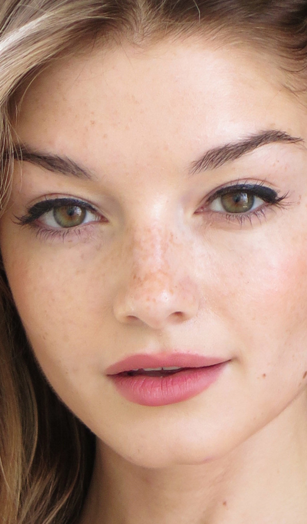 Молодая актриса Моника Олландер