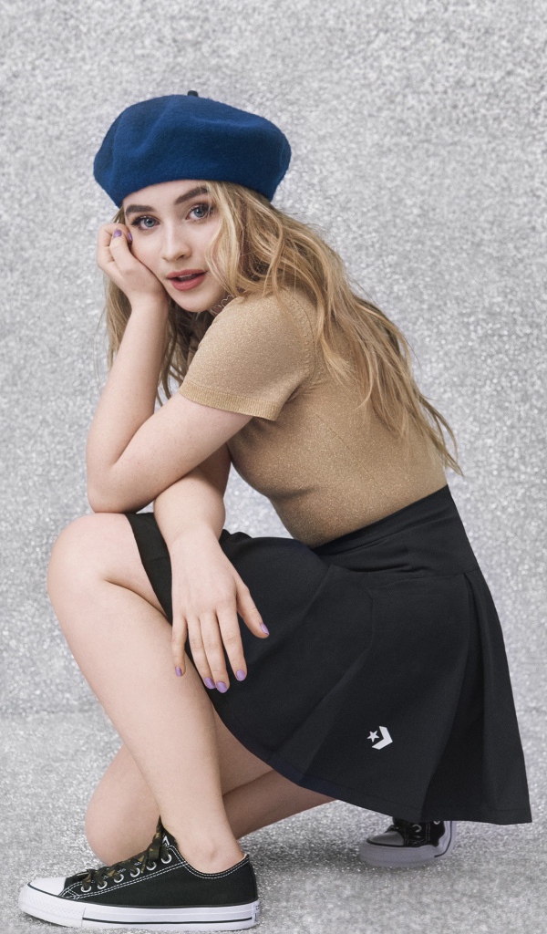 Молодая актриса Сабрина Карпентер в синем берете