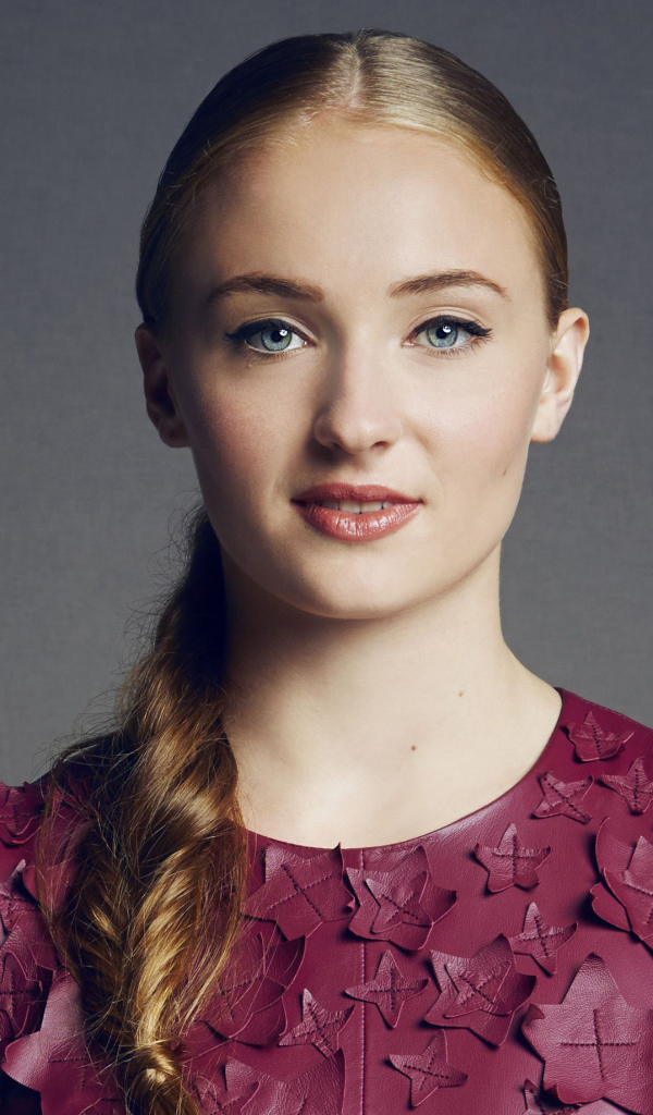 Молодая актриса Софи Тёрнер фото на сером фоне