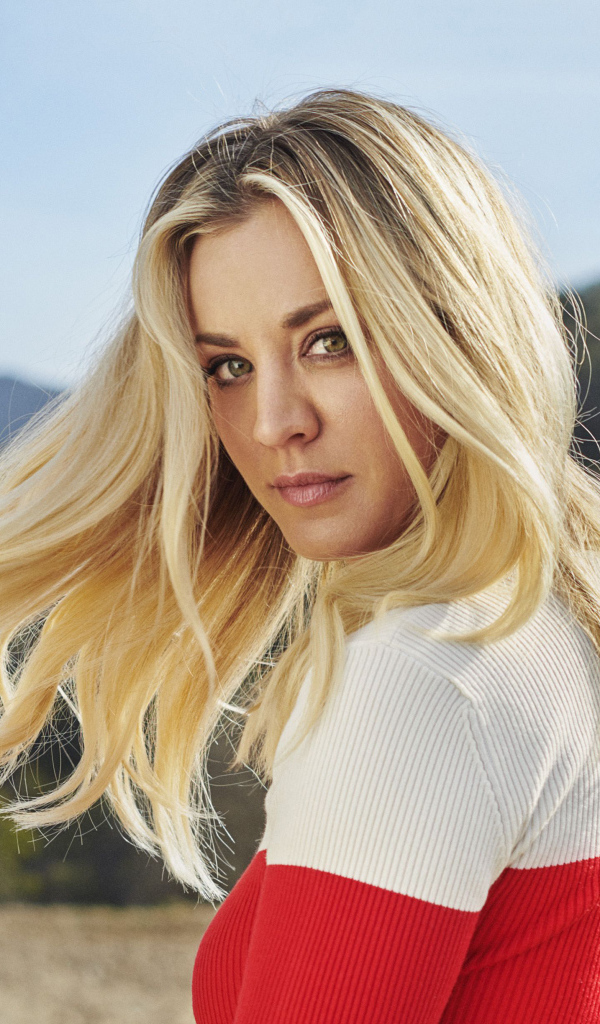 Молодая блондинка, американская актриса Кейли Куоко