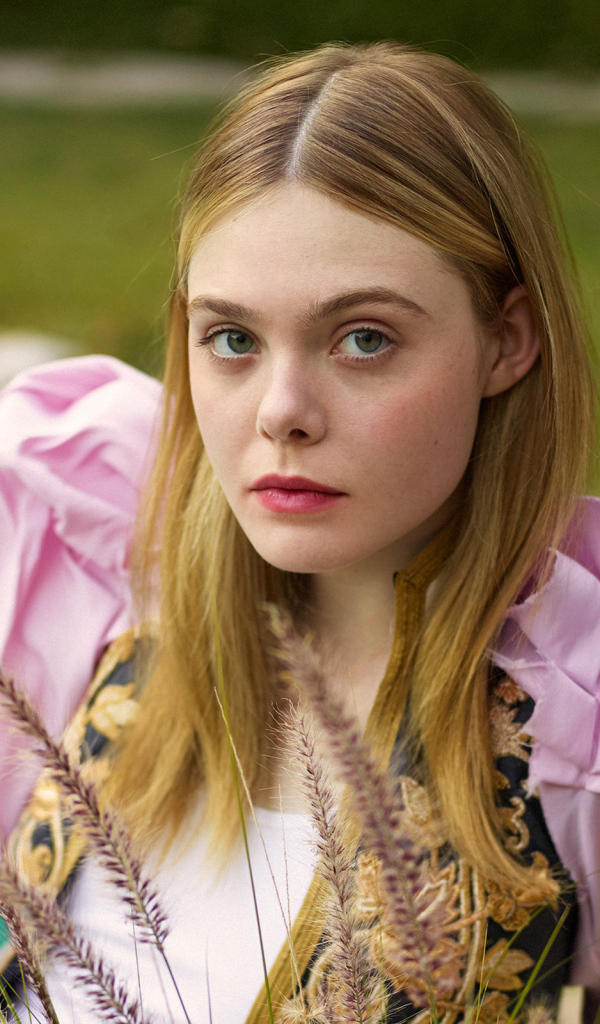 Молодая блондинка актриса Эль Фэннинг