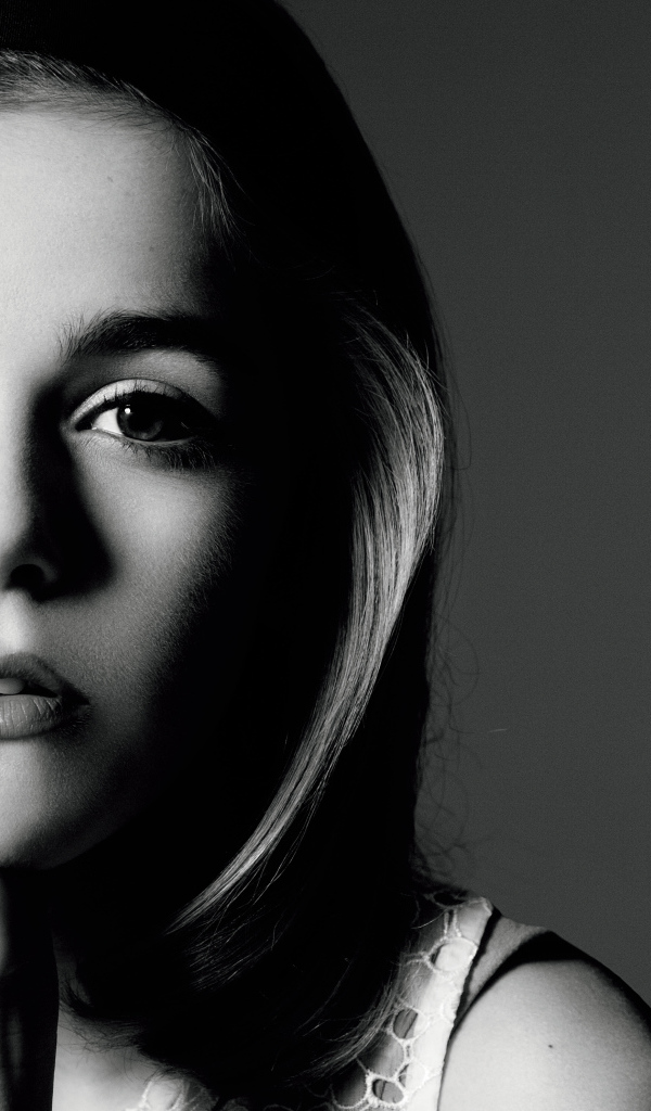 Молодая блондинка актриса Кирнан Шипка, черно-белое фоне 