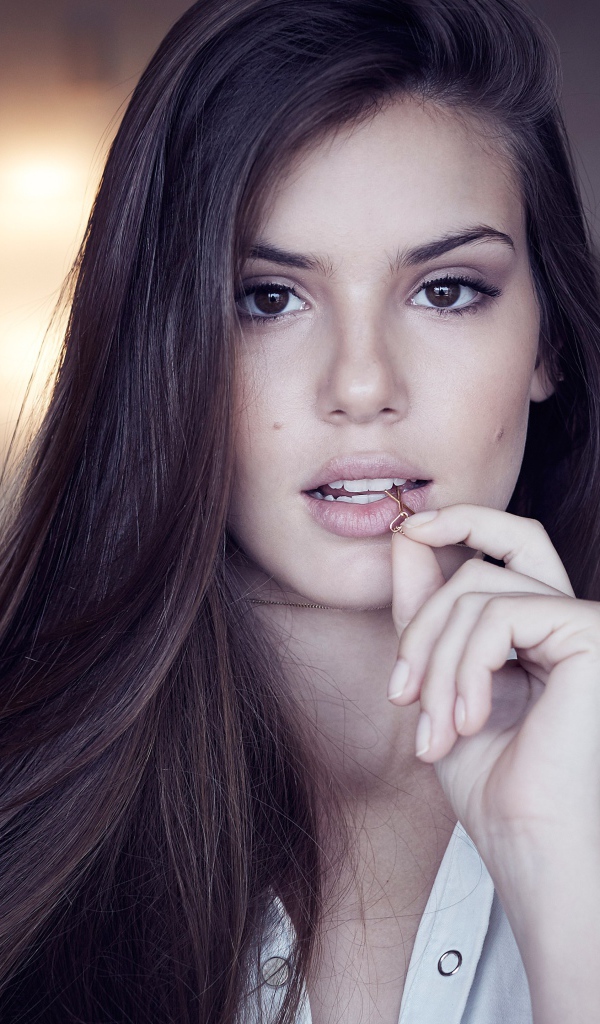 Молодая шатенка, актриса Камила Кейроз