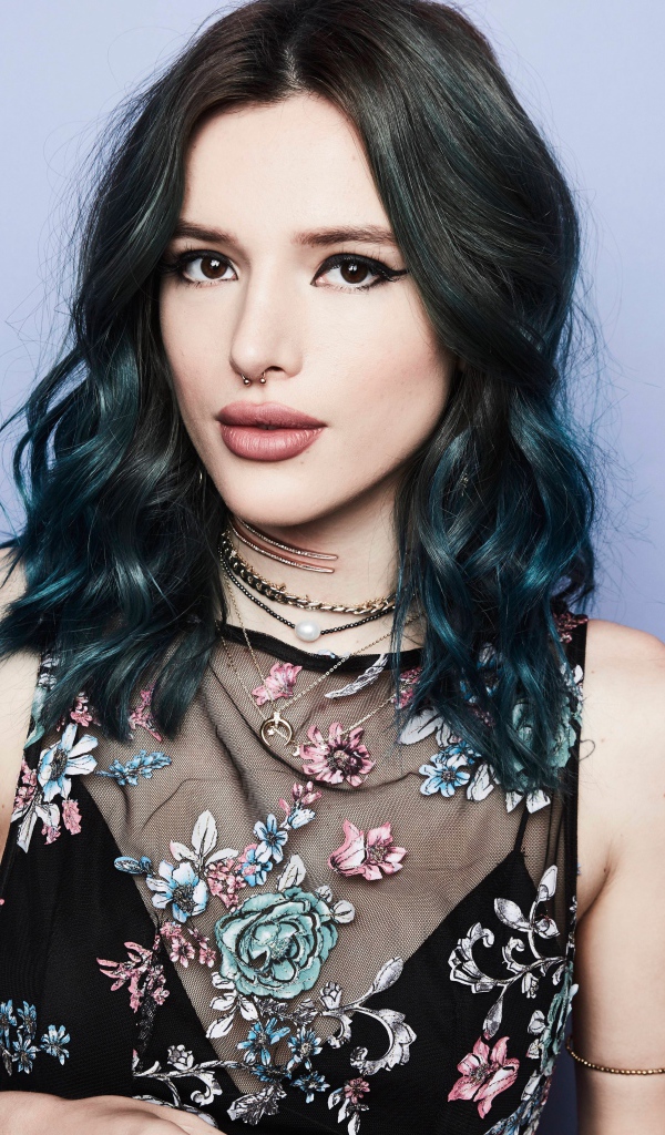 Молодая брюнетка,  актриса Белла Торн