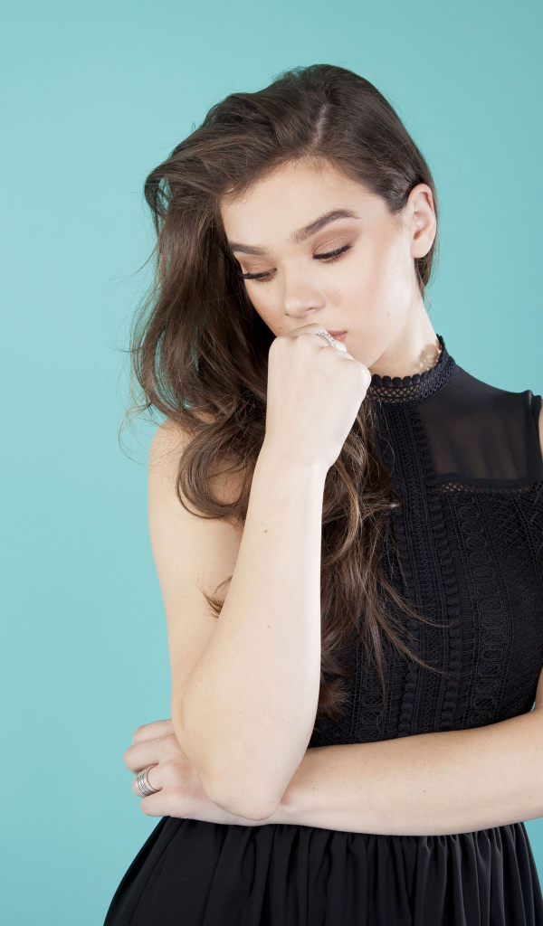 Молодая популярная актриса Хейли Стейнфилд,  фото на голубом фоне