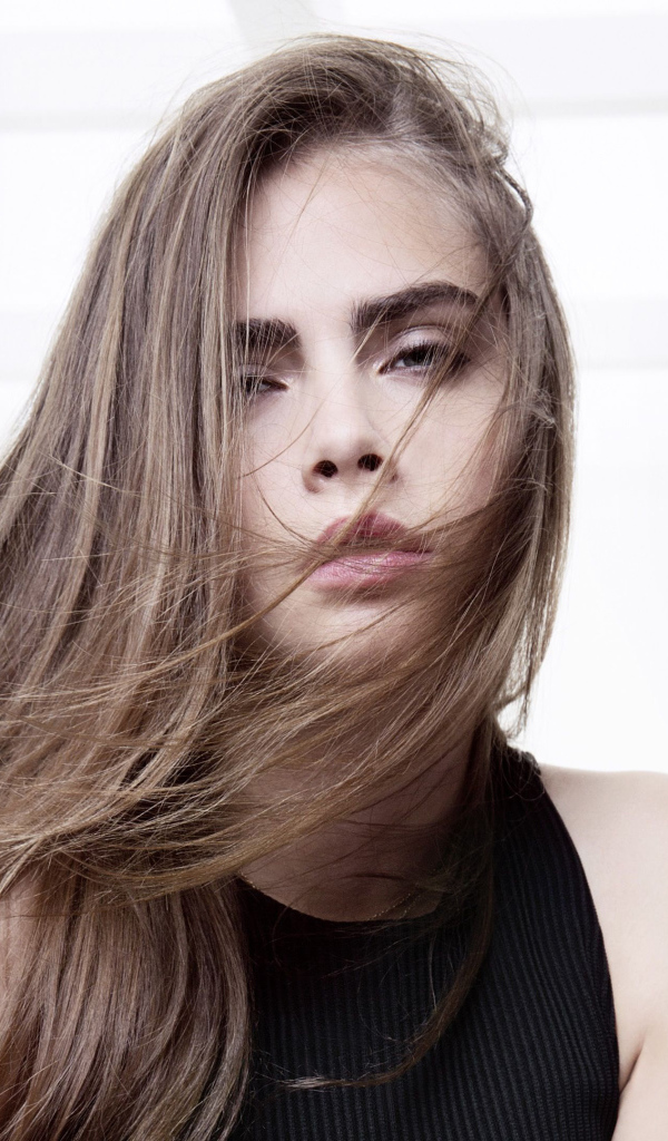 Молодая популярная актриса Кара Делевинь с распущенными волосами