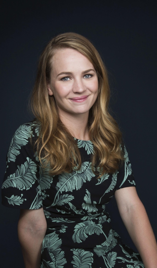 Молодая улыбающаяся актриса Бритт Робертсон