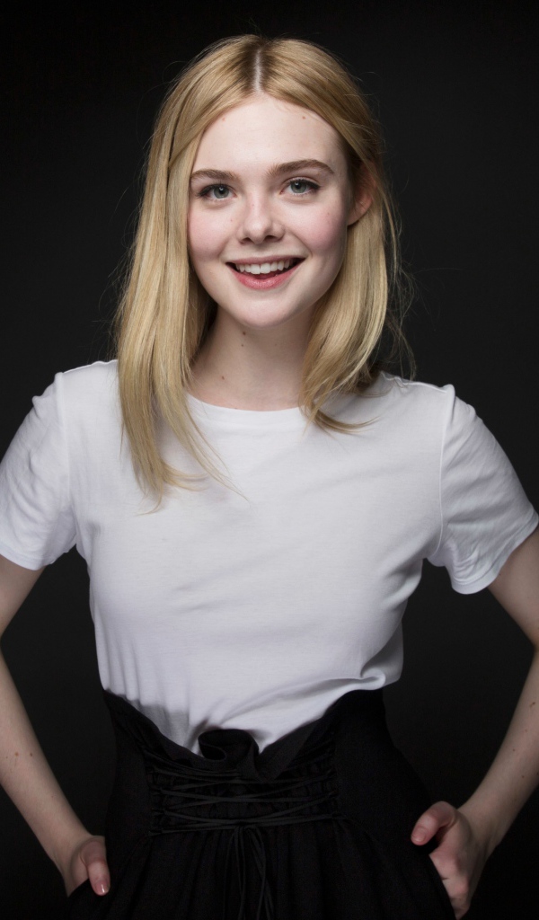 Молодая улыбающаяся девушка, актриса Эль Фэннинг