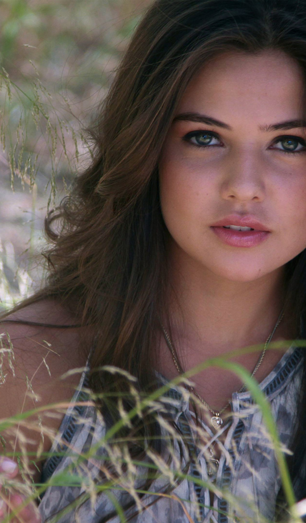 Молодая нежная девушка, актриса Даниэль Кэмпбелл на природе