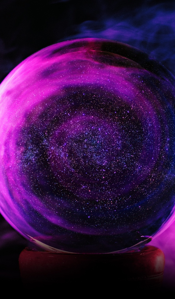 Большой кристальный шар в дыму на черном фоне