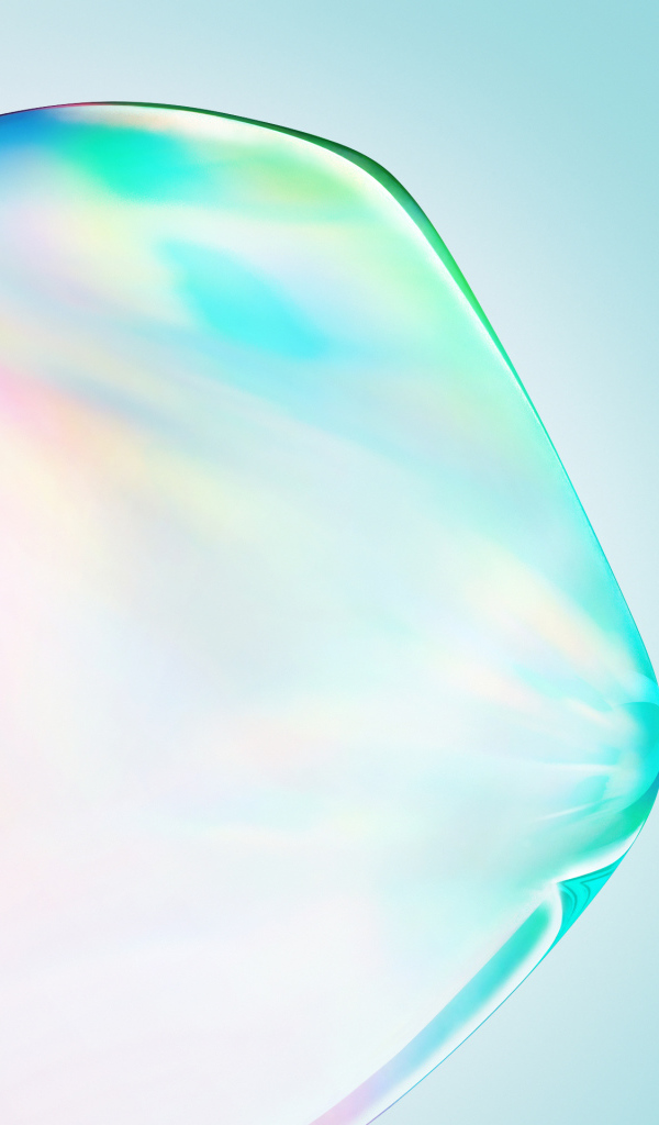 Прозрачный пузырь на голубом фоне 