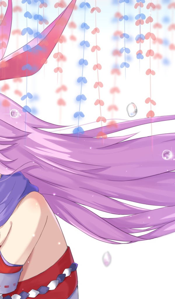 Девушка аниме с сиреневыми волосами и мечом в руках