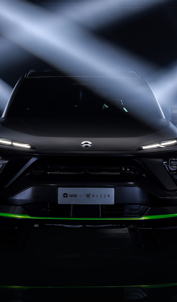 Черный автомобиль NIO ES6 Razer Edition 2019 года в лучах софитов