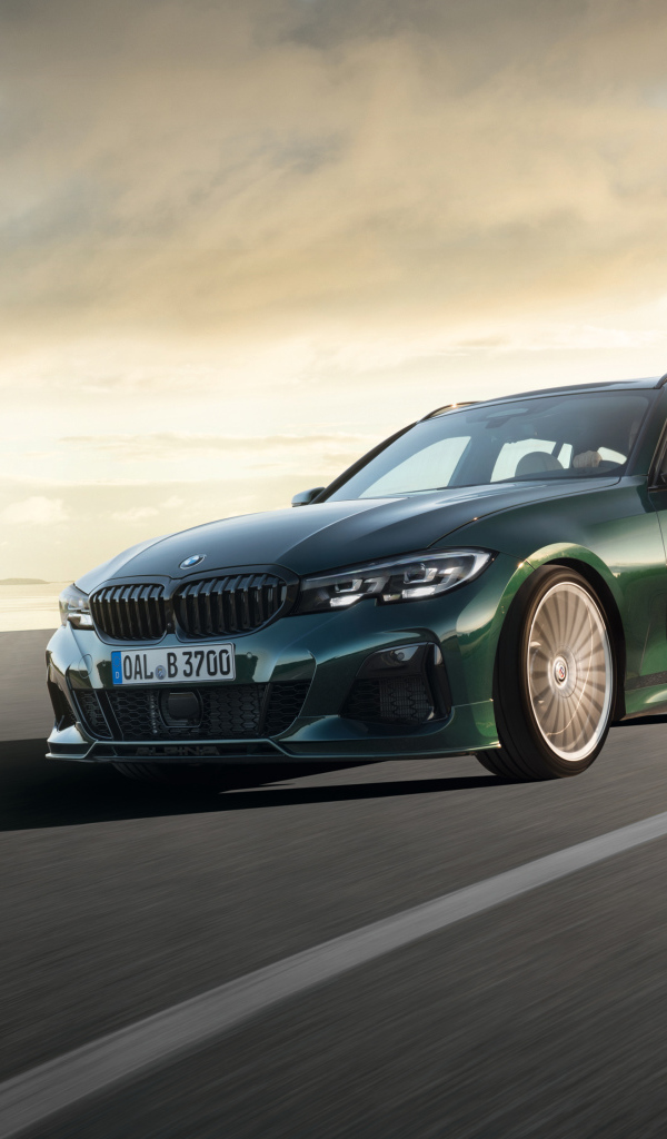 Зеленый автомобиль Alpina B3 Touring 2019 года на дороге