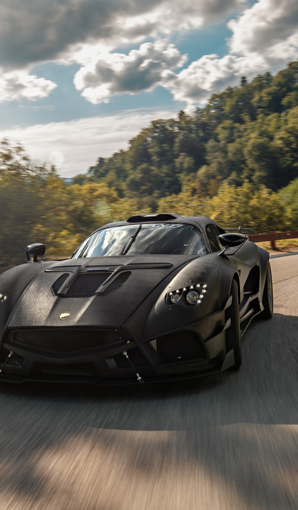 Серый автомобиль Mazzanti Evantra на трассе