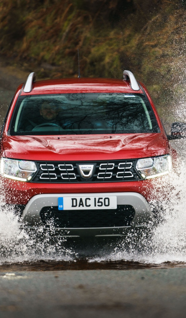 Красный внедорожник Dacia Duster Techroad 2019 года едет по воде