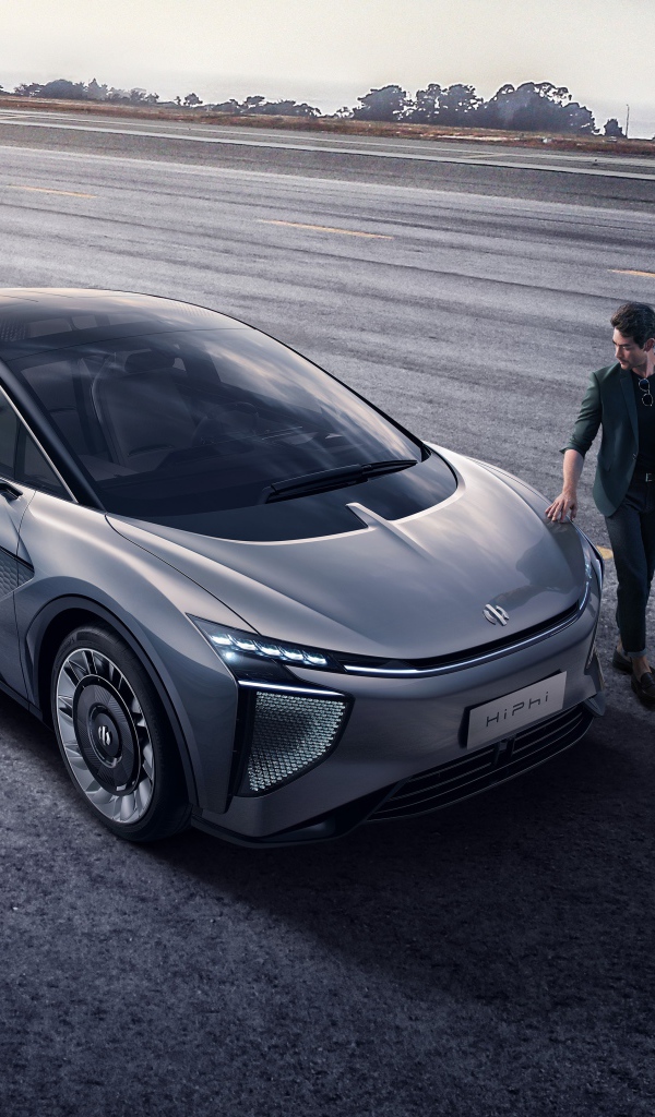 Серебристый автомобиль HiPhi 1 2020 года на дороге