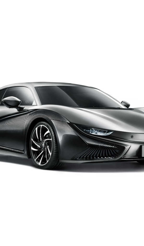 Серебристый электрический автомобиль  Qiantu K50 на белом фоне