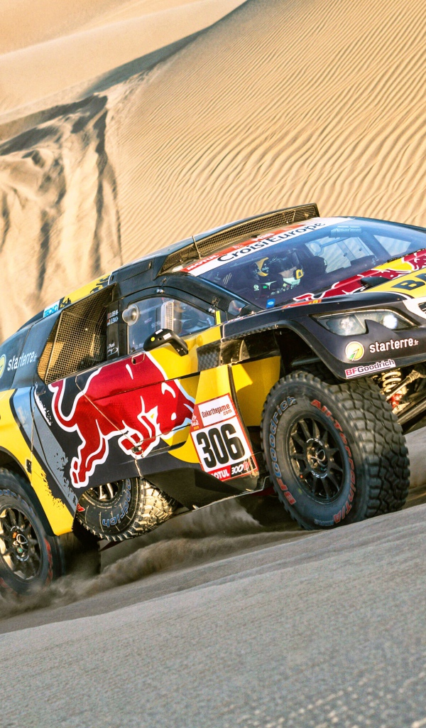 Спортивный автомобиль едет по песку на Ралли