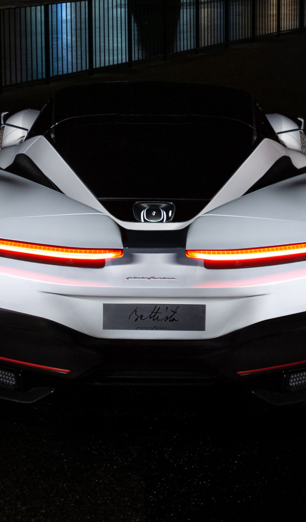 Белый автомобиль Pininfarina Battista 2019 года вид сзади