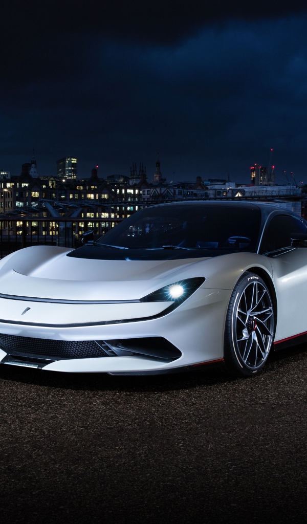 Белый спортивный автомобиль Pininfarina Battista 2019 года