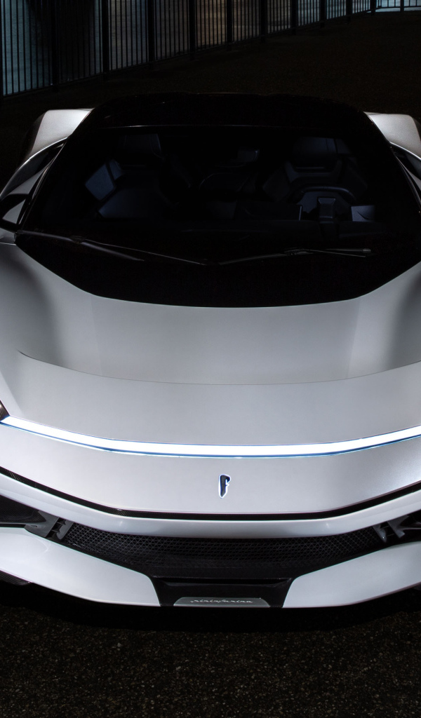 Белый спортивный автомобиль Pininfarina Battista 2019