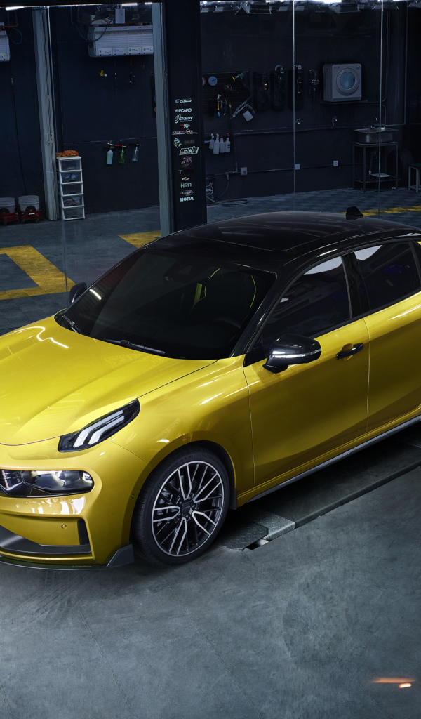 Желтый автомобиль Lynk & Co 03+ 2019 года в гараже