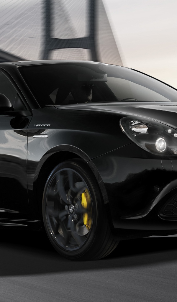 Черный автомобиль Alfa Romeo Giulietta Veloce 2019 года на дороге