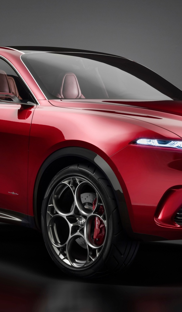 Красный внедорожник Alfa Romeo Tonale Concept, 2019 года на сером фоне