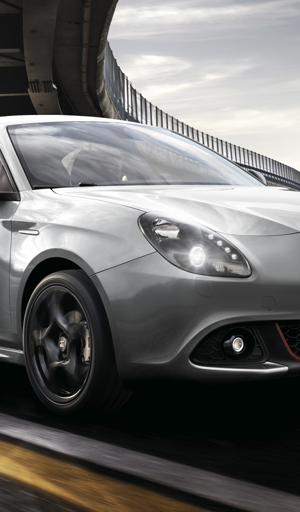 Серебристый автомобиль Alfa Romeo Giulietta Sport 2019 года под мостом