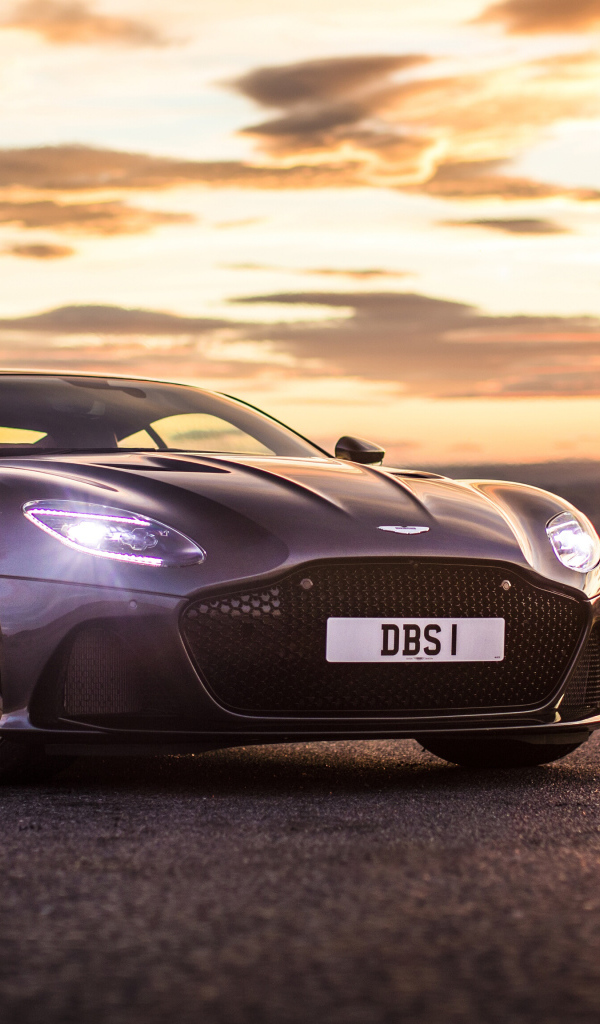 Автомобиль Aston Martin DBS Superleggera 2019 на закате