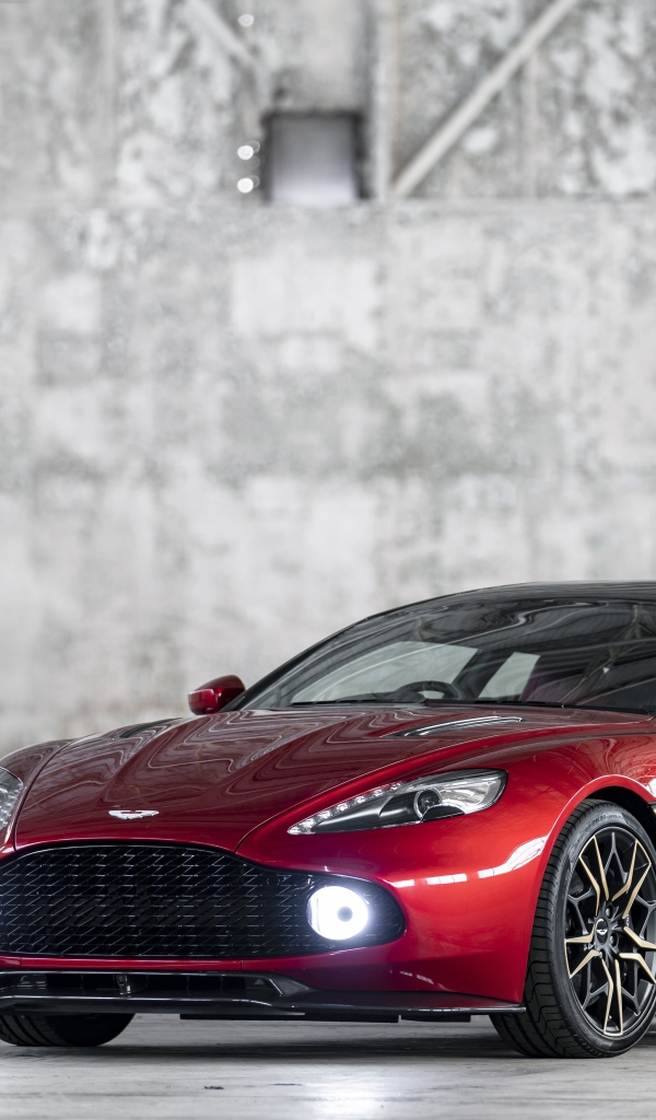 Красный автомобиль Aston Martin Vanquish, 2019 года на фоне серой стены