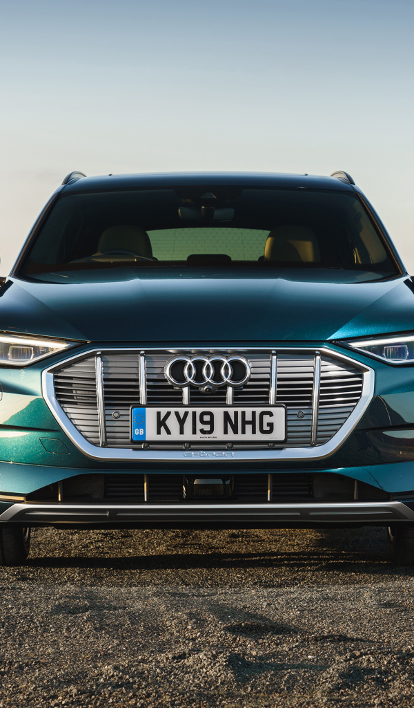 Стильный автомобиль Audi E-Tron 55 Quattro 2019 года 